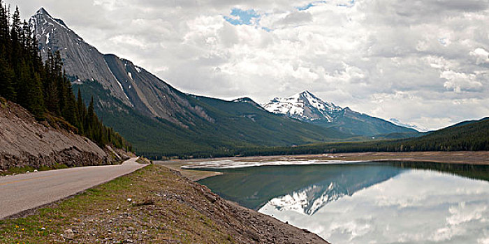 道路,药湖,碧玉国家公园,艾伯塔省,加拿大