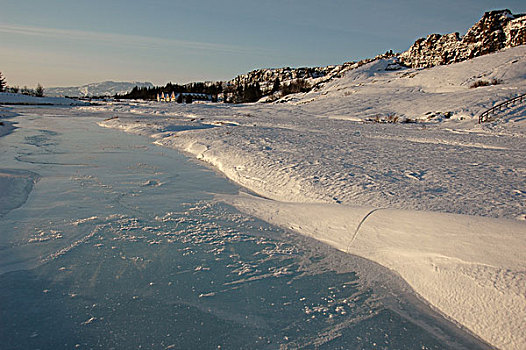 iceland,national,park,pingvellir,frozen,river,along,tourist,path,in,snow