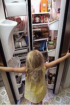 女孩,张望,冰箱