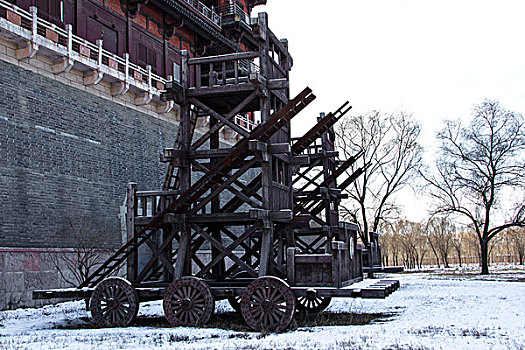 中国涿州影视城的古代建筑铜雀台前德木制战车