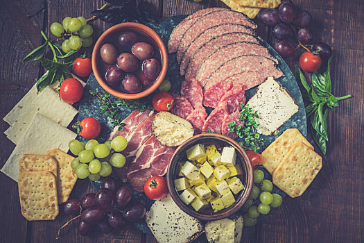 奶酪,肉,开胃食品,选择,品种,意大利腊肠,意大利熏火腿,面包,法棍面包,葡萄,橄榄
