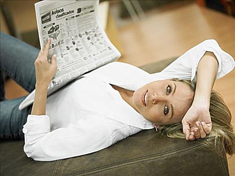 肖像,中年,女人,躺着,床,拿着,报纸