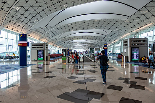 旅客们正步行前往香港国际机场各登机口