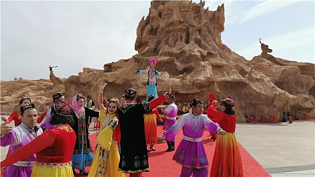 新疆维吾尔族车轮舞