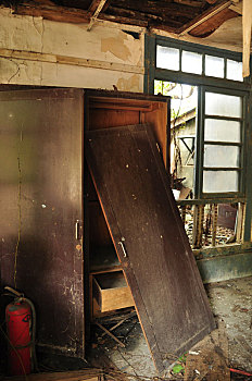 废弃的台北松山烟厂,杂乱破落的屋子