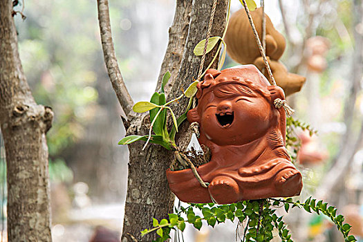泰国清迈庭院园林中的偶塑