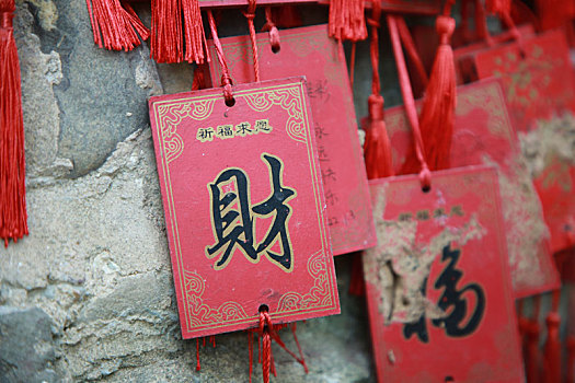 广西省贺州市,江水之上的寺庙香火鼎盛