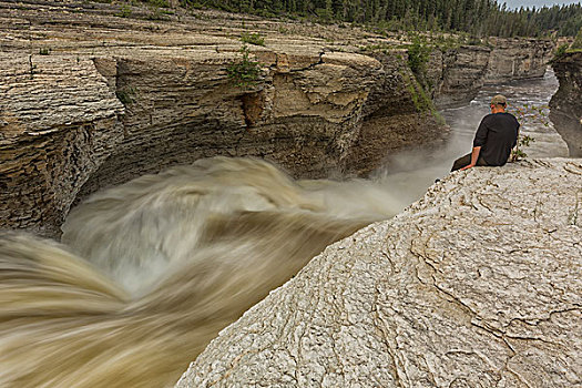 男人,鲑鱼,河,流动,上方,瀑布,公路,加拿大西北地区,加拿大