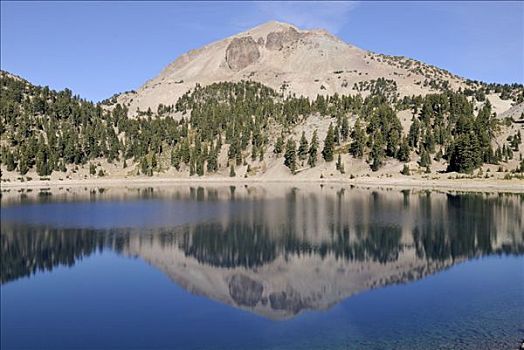 顶峰,反射,湖,拉森火山国家公园,加利福尼亚,美国