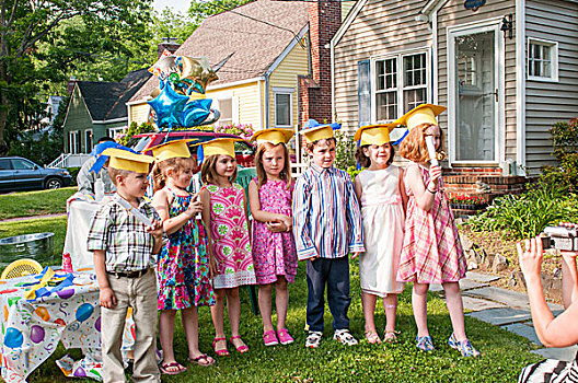 一群孩子,幼儿园,毕业,穿,纸,学位帽