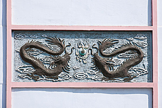 内蒙古呼伦贝尔额尔古纳金河镇墙雕,双龙戏珠