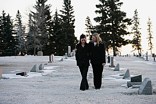 两个女人,走,墓地