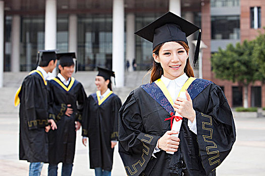 年轻大学生在校园里的毕业典礼