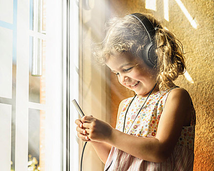 女孩,3岁,音乐,耳机,好心情,德国,欧洲