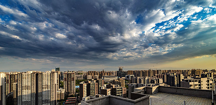 城市雨后