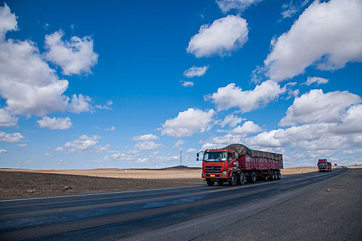 奔驰在新疆g216线国道上的大货车