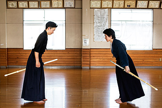 女性,男性,日本,剑道,好斗,站立,相对,相互,木地板,躬曲,问候