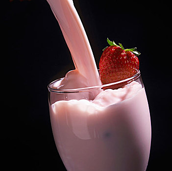 草莓牛奶,倒出,玻璃杯,新鲜,草莓,黑色背景