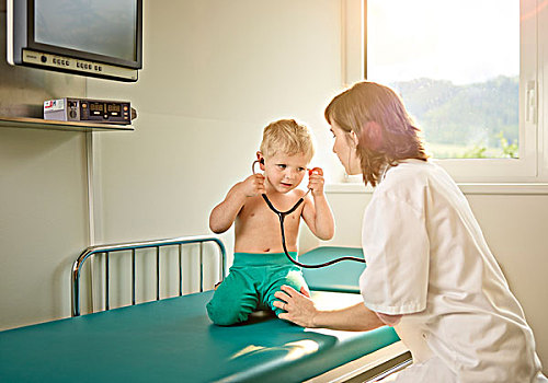 儿科医生,检查,男孩,3-4岁,金发,奥地利,欧洲