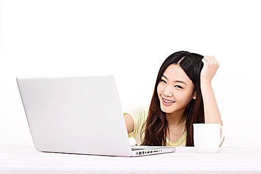 年轻女性使用电脑