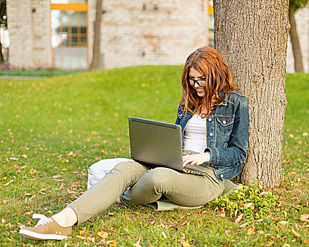 教育,科技,互联网,概念,微笑,红发,青少年,眼镜,笔记本电脑