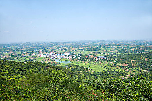 重庆合川龙多山眺望山下田野