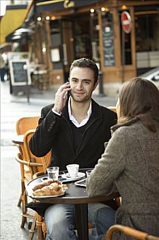 伴侣,露天咖啡馆,男人,交谈,手机,巴黎,法国