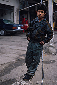 男孩,站立,街道,户外,修车厂,巴格达,伊拉克,信息,一月,2003年,孩子,女人,残留,一个,五个,南方,中心