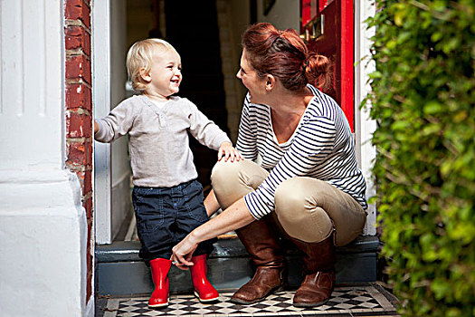 小男孩,微笑,母亲,帮助,胶靴