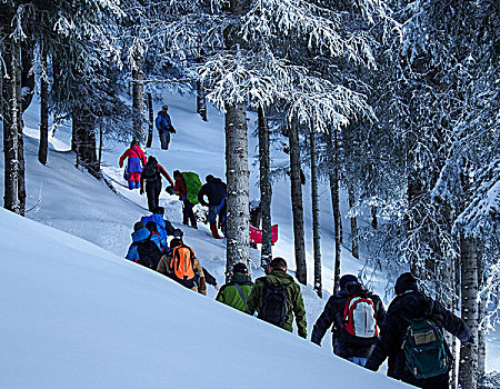 徒步冬季的乌鲁木齐南山