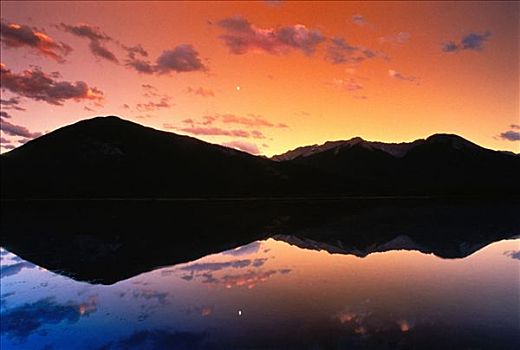 维米里翁湖,日落,班芙国家公园,艾伯塔省,加拿大