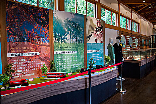 台湾嘉义市阿里山高山博物馆内展示伐木工人和铁路工人使用过的工具
