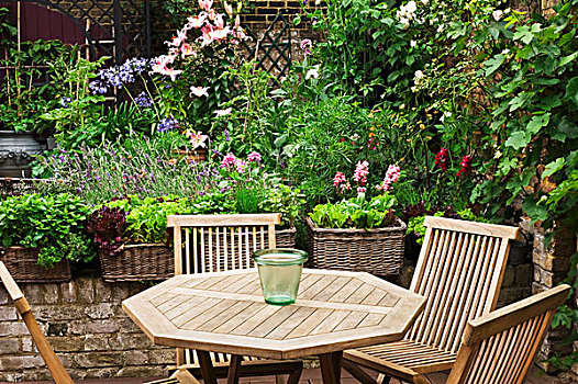 木桌子,椅子,围绕,植物,平台