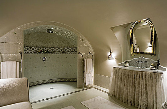 优雅,浴室,拱顶天花板,奢华,淋浴,区域,镜子,高处,大理石,盥洗盆
