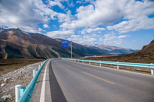 中国公路建设史上的丰碑-----g217国道独库公路独山子段旁乔尔玛天山峡谷草原公路