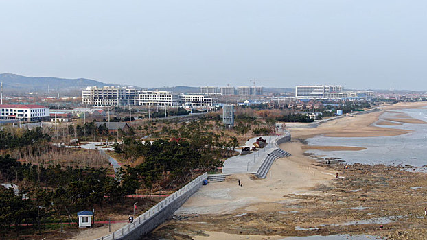 山东省日照市,冬日海边风景优美,游人悠闲漫步沙滩赶海拾贝