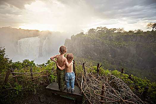 两个男孩,站立,石台,赞赏,风景,后视图,维多利亚瀑布,津巴布韦