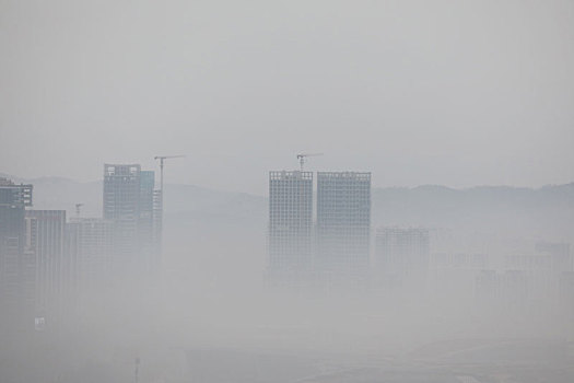 山东省日照市,云雾缭绕笼罩城市建筑犹如仙境