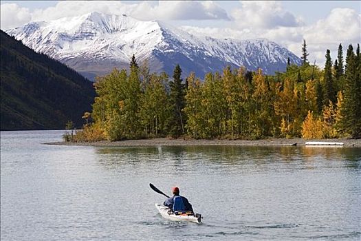 皮划艇手,湖,深秋,克卢恩国家公园,育空,加拿大,北方
