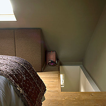 阁楼,卧室,楼梯,床,天窗,绿色,墙壁,木地板