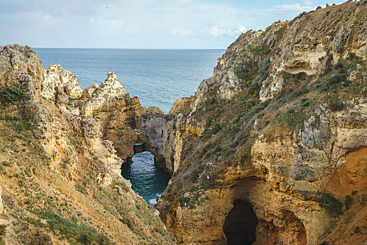 葡萄牙拉各斯lagos佩达德角悬崖洞穴与海岸线风景