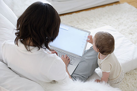 母亲,婴儿,笔记本电脑,客厅