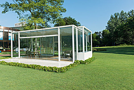 草坪上的玻璃建筑