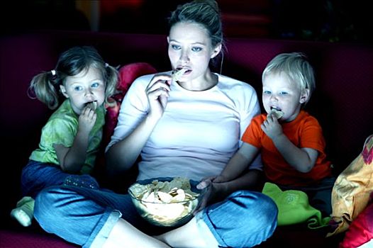 女人,孩子,坐,沙发,看电视,吃,松脆食品