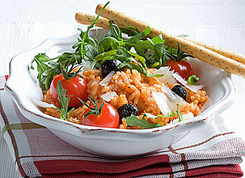 西红柿,意大利调味饭,芝麻菜,巴尔马干酪,橄榄,棍形面包