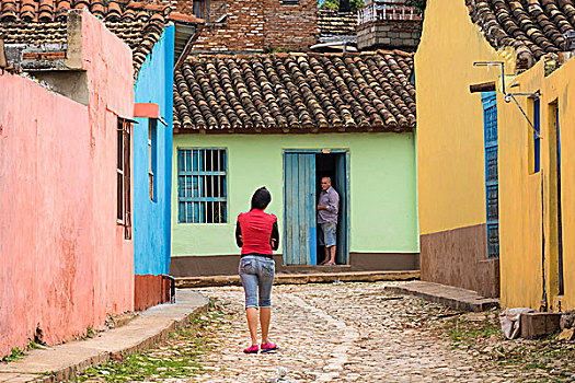 古巴,特立尼达,女人,走,向上,鹅卵石,道路,拜访,邻居
