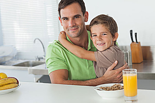 儿子,搂抱,父亲,吃早餐,厨房