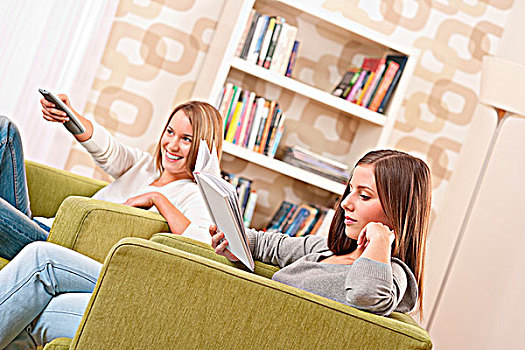 学生,两个,女学生,放松,家,看电视,读,书本