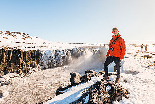 男人,相机,站立,边缘,瀑布,冬天,峡谷,北方,冰岛,欧洲