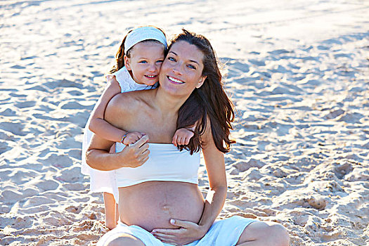 怀孕,母女,海滩,一起,搂抱,坐,沙子